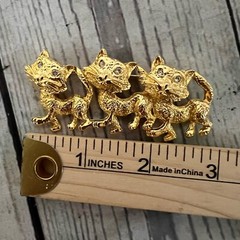 Vintage Three Cats CASUAL CORNER Gold Tone Pin Brooch Cat Jewelry