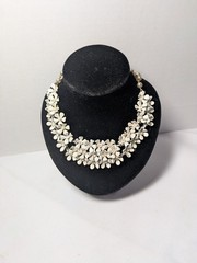 Vintage 1950s-1960s White Daisy Choker Necklace With Hook Clasp Costume Jewelry