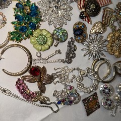 VINTAGE AND MODERN RHINESTONE CRAFT JEWELRY LOT NECKLACE BROOCH EARRINGS