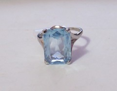 VERY PRETTY VINTAGE 18K WHITE GOLD-PLATED BLUE STONE RING SZ. 7.5
