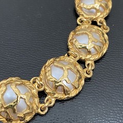 Vintage Faux Pearl Encased Medallion Gold-plated 18-inch Chunky Collar Necklace