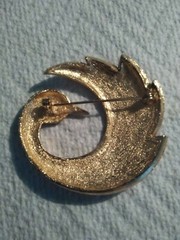 Vintage Gold Tone Creamy Beige Swirl Enamel Swan Brooch. M3019