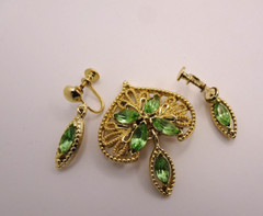 Vintage Peridot Green Rhinestone Gold Tone Brooch Pin Screw Dangle Earrings Set