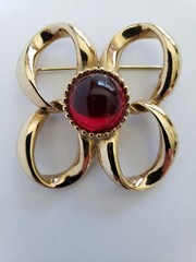 UNSIGNED MONET? PIN Gold tone and red setting pin brooch Vintage Good quality