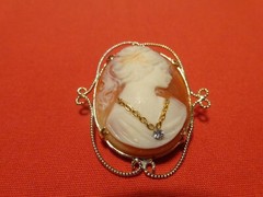 ANTIQUE LARGE CAMEO PIN -BEAUTIFUL GIRL WITH GOLD TONE METAL TRIM 2 x 1 3/4 in