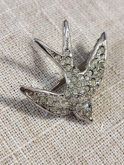 VTG Signed AVON SMITHSONIAN Silver Tone Pave’ Rhinestone SWALLOW BIRD Brooch Pin