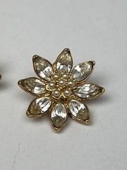 Vintage Gold Plated Crystal Clear Rhinestones Flower Design w/faux pearl center