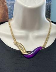 VINTAGE PARKLANE GOLD TONE & PURPLE LUCITE SWIRL & WIDE BRAIDED CHAIN NECKLACE