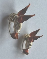 Vintage Pair Gerry’s Hummingbird Gold Tone & Orange Pins 1″ & 1.5″