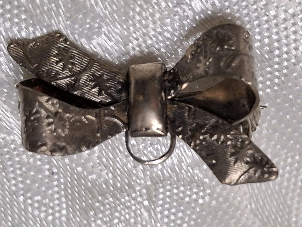 Vintage 1″ Bow Pin Brooch Medal Pendant Hanger Silver Tone New