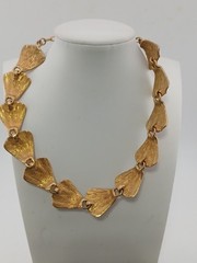 Mid-century gold tone pink/peach clamshell enamel panels design chocker necklace