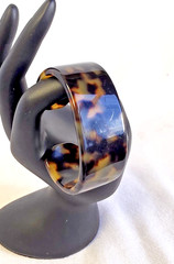 1” Wide Faux Tortoise Shell Lucite Plastic Cuff Bracelet 2.25″ diameter Vintage