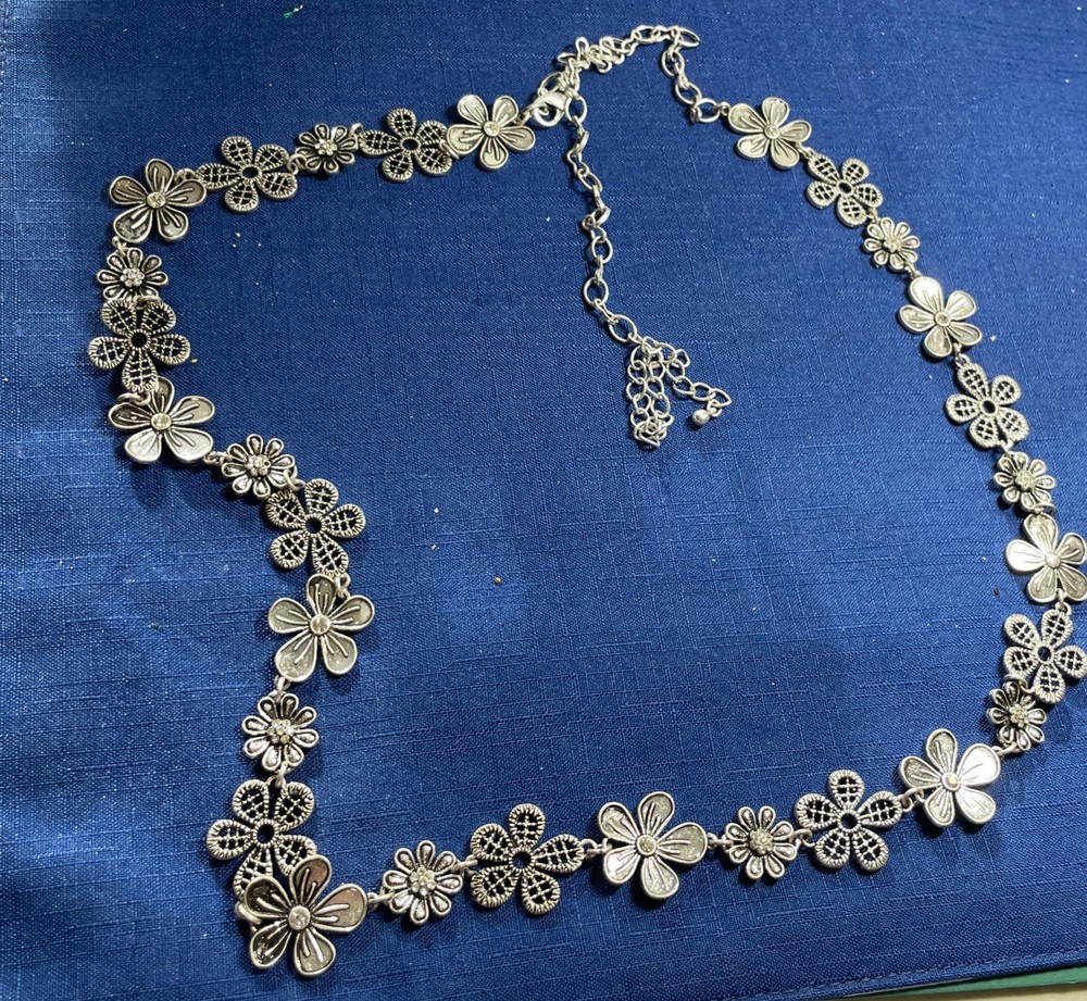 Vintage‑Style Silver Filigree Floral Necklace –Rhinestones Adjustable Length