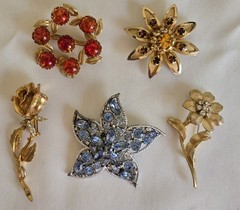 VTG Costume Jewelry Flower Brooch Lot 20 Gold Silver Tone Rhinestone etc. Signed