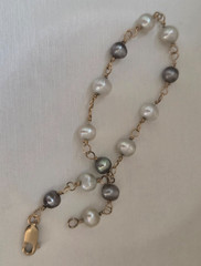 Vintage 14K Yellow Gold Black and White Pearl Wire Twist Bracelet
