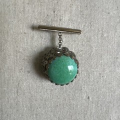 Vintage Green Peking Glass Cabochon Brass Tone Filigree Brooch Estate Pin