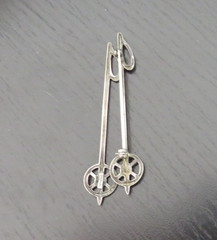 CUTE VINTAGE STERLING SILVER SKI POLES SKIING BROOCH / PIN