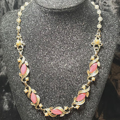 NECKLACE vintage pink faux gem faux pearl goldtone metal hook clasp unsigned
