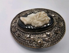Antique Czechoslovakia Black Glass Left Facing Cameo Filigree Brooch Jewelry