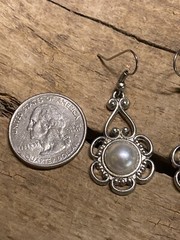 VINTAGE SILVER TONE METAL FAUX PEARL DANGLE EARRINGS 1.75”
