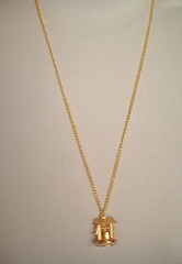 Vintage Good Luck Necklace WISHING WELL Pendant Gold Tone kitsch grannycore