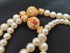 26″ VINTAGE JAPAN PAPER MACHE FLORAL FAUX PEARL GOLD WHITE DISK BEADED NECKLACE