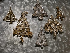 HUGE LOT OF 6 GORGEOUS CHRISTMAS TREE BROOCHES, SOME NEW, 2″ – 4″